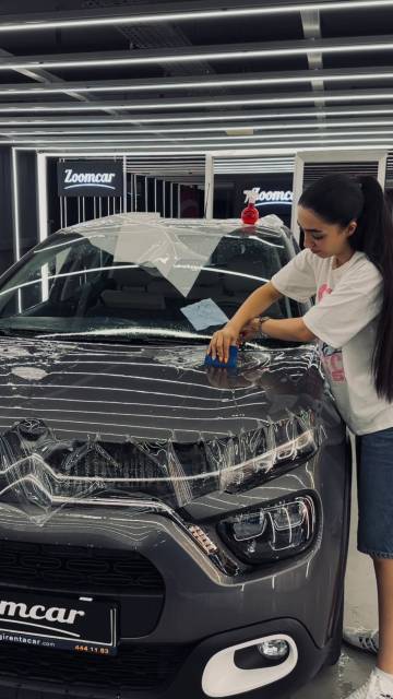 Citroën C3 Aircross PPF Uygulaması 🚗
PPF uygulamasında en önemli detaylardan biri doğru montaj tekniğidir.
Filmi aracın üzerinde kesmiyoruz. Önce pay bırakıyoruz, ardından kontrollü şekilde ısı tabancasıyla şekillendirerek kenarların içine doğru katlıyoruz.
Bu yöntem sayesinde: ✅ Boya zarar görmez. ✅ Kenarlar daha sağlam tutunur. ✅ Daha temiz ve kusursuz bir görünüm elde edilir.
Kaliteli işçilik, uzun ömürlü koruma.
📍 Zoomcar İstanbul